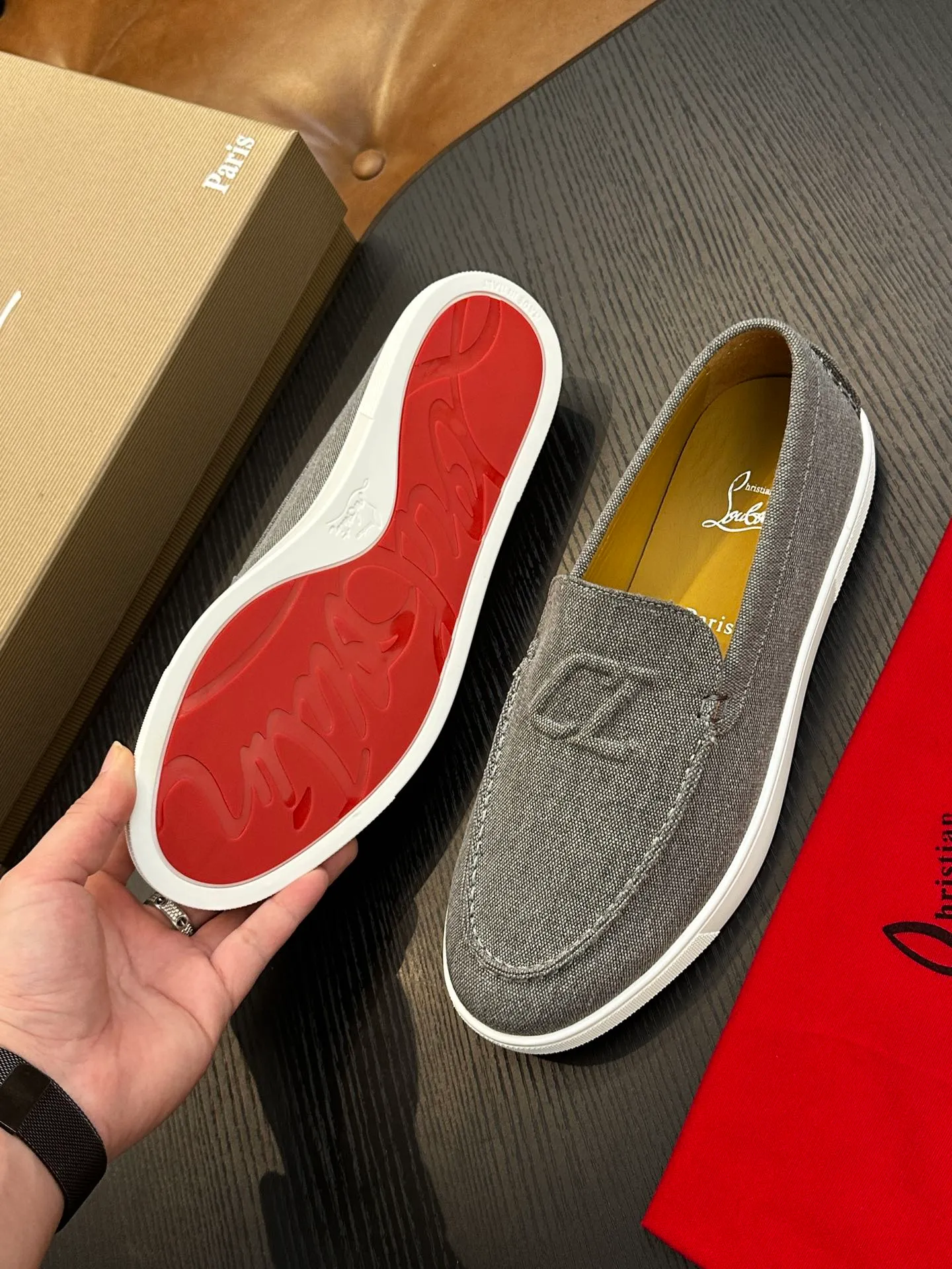 P760💰Christian Louboutin (red-soled shoes) Italian men’s casual sneakers are shipped! Each pair of shoes from this Italian handmade shoe brand has a simple and classic design, which is very comfortable and versatile! The upper fabric of this shoe is made of imported cowhide, with high-end and comfortable cowhide lining! The outsole is made of original rubber bottom sheets and is lined with cowhide! Brand-specific molded footbed, exclusive private mold control! Original box packaging, with shoe storage bag! 39 40 41 42 43 44 (38 45 46 customized)